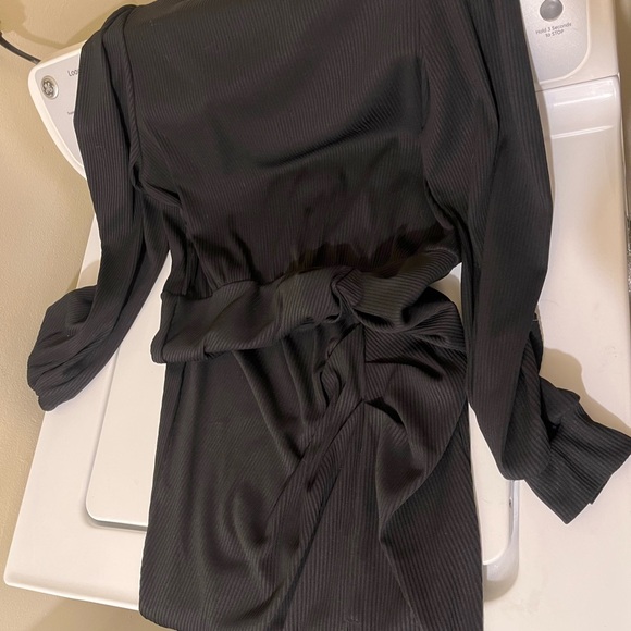 Elegant Black Dress - Picture 3 of 5